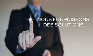 Businessman appuyant sur une maxime écrite sur une vitre nous fournissons des solutions